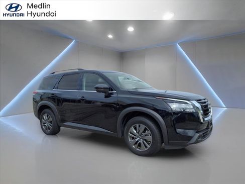 Used 2024 Nissan Pathfinder SV image 1