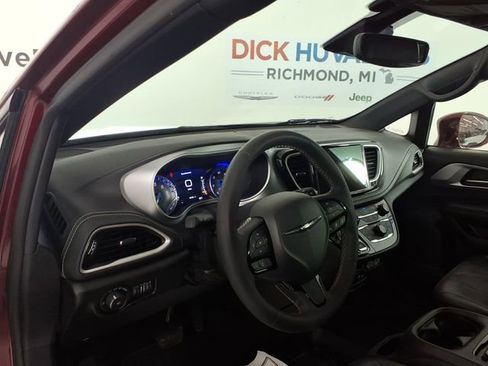 Used 2022 Chrysler Pacifica Touring-L w/ S Appearance Package image 13