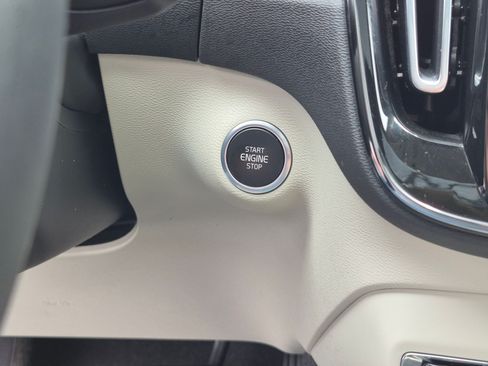 Used 2022 Volvo XC40 T5 Momentum AWD/4WD image 21