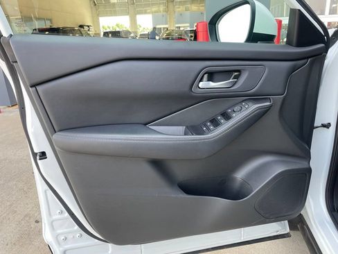 Certified 2025 Nissan Rogue SV FWD image 9