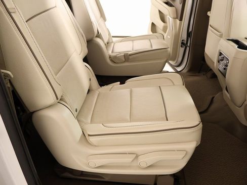 Used 2022 GMC Yukon XL Denali AWD/4WD image 15
