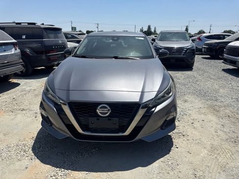 Used 2020 Nissan Altima 2.5 SR w/ Premium Package FWD image 2