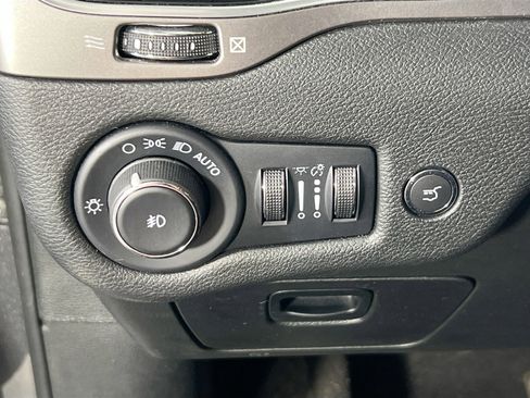 Used 2022 Jeep Cherokee Limited image 10