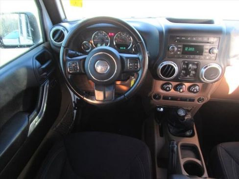 Used 2017 Jeep Wrangler Unlimited Sahara w/ Connectivity Group image 13