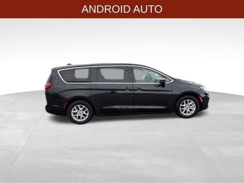Used 2023 Chrysler Pacifica Touring-L image 8
