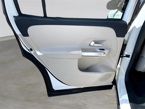 Used 2021 Mercedes-Benz GLB 250 4MATIC image 25