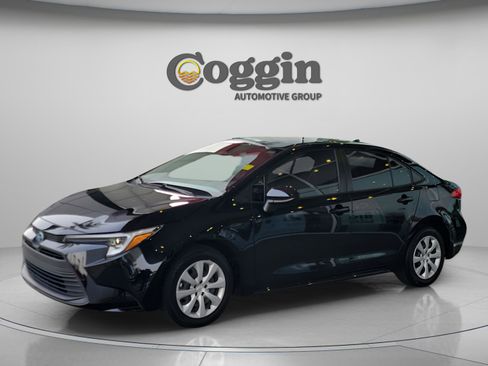 Used 2023 Toyota Corolla LE image 2