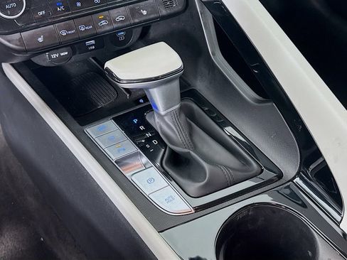 Certified 2024 Hyundai Elantra Limited FWD image 17