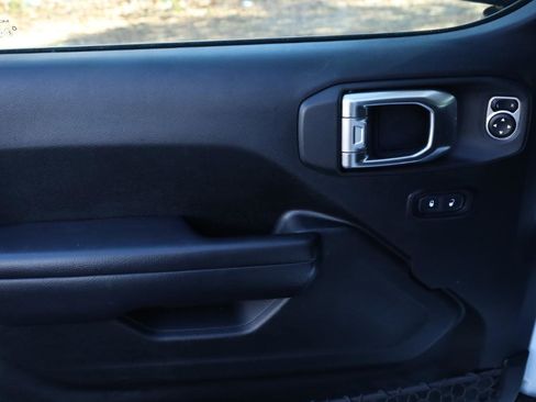 Used 2018 Jeep Wrangler Unlimited Sport S image 39