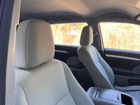 Used 2016 Toyota Highlander LE AWD/4WD image 27