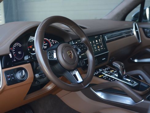 Used 2023 Porsche Cayenne Turbo AWD/4WD image 4