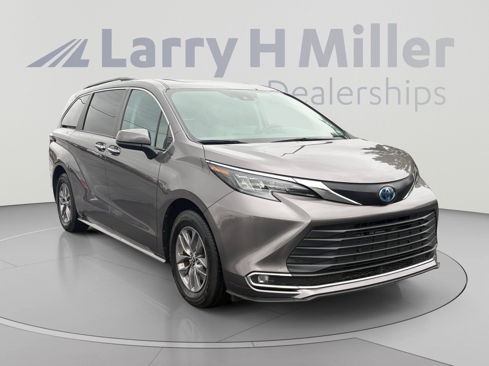 Used 2024 Toyota Sienna XLE FWD image 7