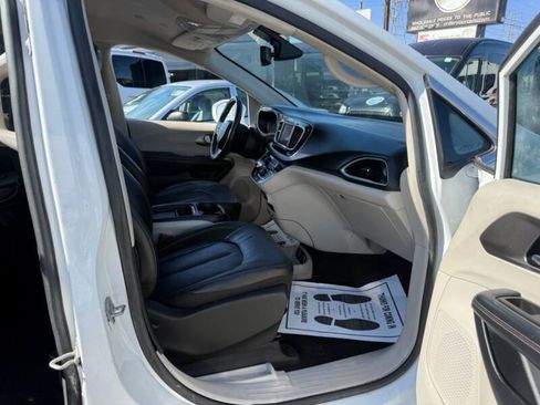 Used 2020 Chrysler Pacifica Touring-L FWD image 7