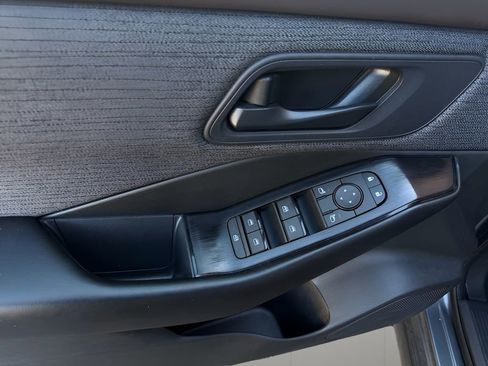 Used 2023 Nissan Rogue S image 15