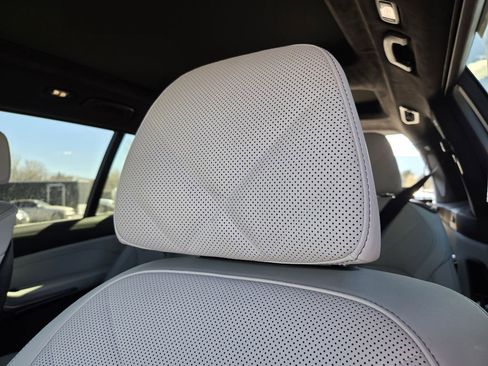 Used 2024 BMW X7 xDrive40i w/ Premium Package image 16