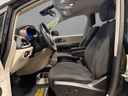 Used 2023 Chrysler Voyager LX FWD image 17