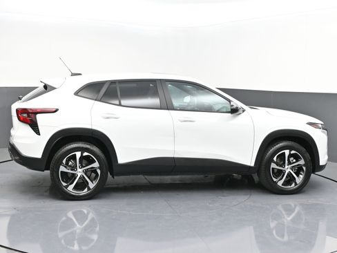 Used 2025 Chevrolet Trax RS w/ Sunroof Package FWD image 8