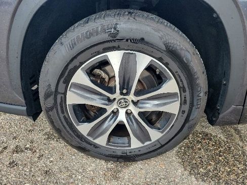 Used 2023 Toyota Highlander XLE FWD image 26