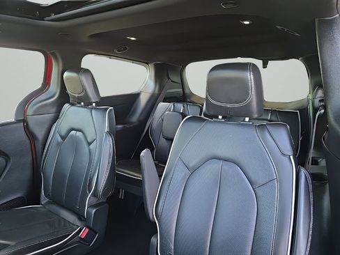 Used 2025 Chrysler Pacifica Limited FWD image 25