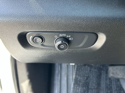 Used 2023 Chevrolet Traverse LT w/ LT Premium Package FWD image 18