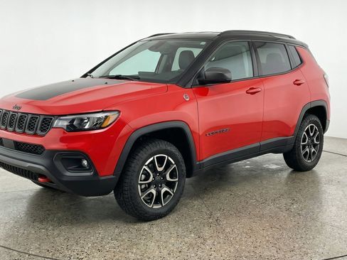 Used 2025 Jeep Compass Trailhawk image 3