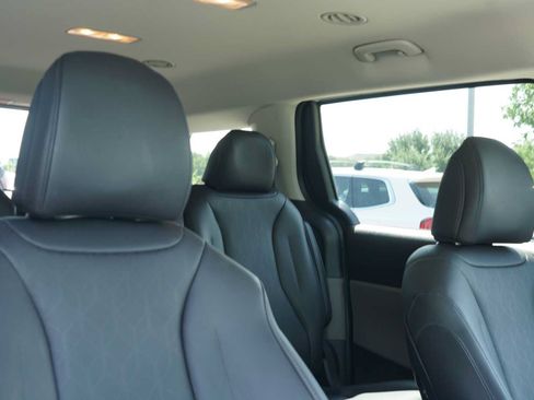 Certified 2026 Kia Carnival LXS FWD image 27