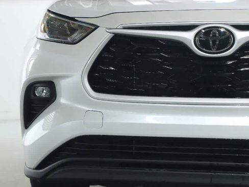 Used 2023 Toyota Highlander XLE AWD/4WD image 6