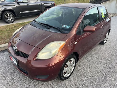 Used 2010 Toyota Yaris 2-Door Hatchback image 8