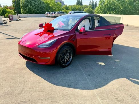 Used 2024 Tesla Model Y Long Range RWD image 46