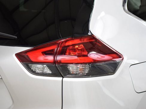 Used 2018 Nissan Rogue SV AWD/4WD image 17
