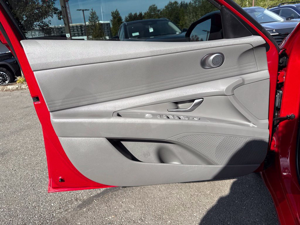 Used 2022 Hyundai Elantra SE FWD image 16
