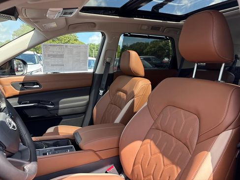 New 2026 Nissan Pathfinder Platinum w/ Accent Package FWD image 4