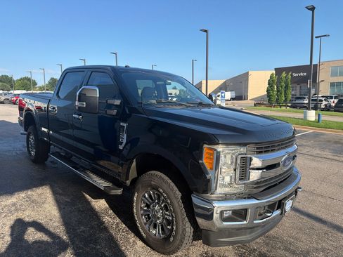 Used 2017 Ford F250 XLT w/ XLT Premium Package AWD/4WD image 4
