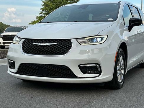 Used 2024 Chrysler Pacifica Touring-L FWD image 9