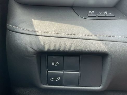 Used 2022 Toyota Highlander XLE AWD/4WD image 40