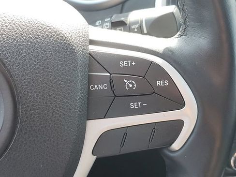 Used 2016 Jeep Cherokee Overland FWD image 23
