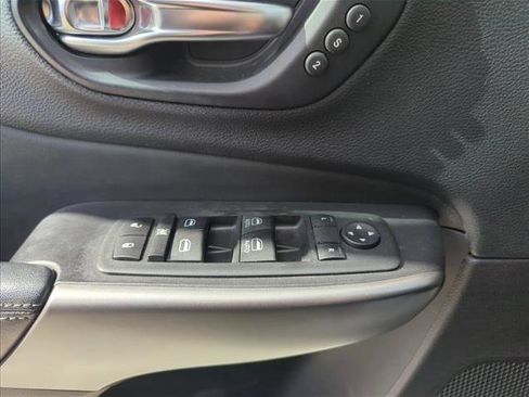 Used 2020 Jeep Cherokee Limited image 25