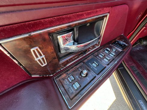 Used 1990 Lincoln Town Car image 51
