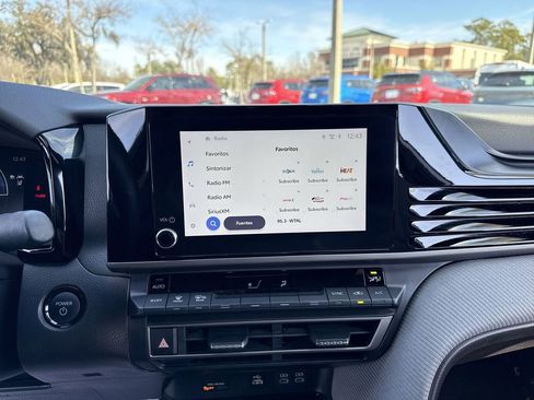 Used 2025 Toyota Camry SE w/ Convenience Package image 17