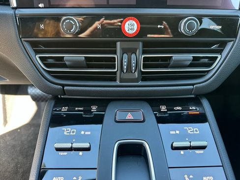 Used 2026 Porsche Macan AWD/4WD image 23