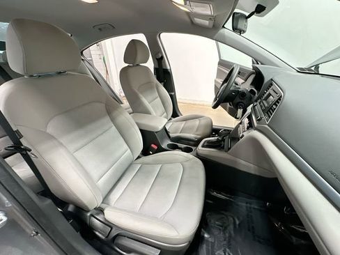 Used 2017 Hyundai Elantra SE FWD image 17