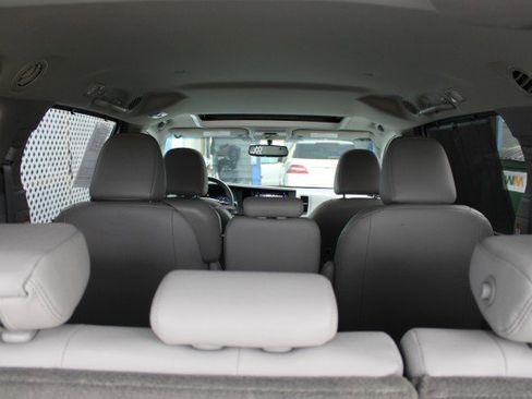 Used 2015 Toyota Sienna XLE Premium image 10