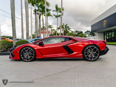 Used 2025 Lamborghini Revuelto AWD/4WD image 2