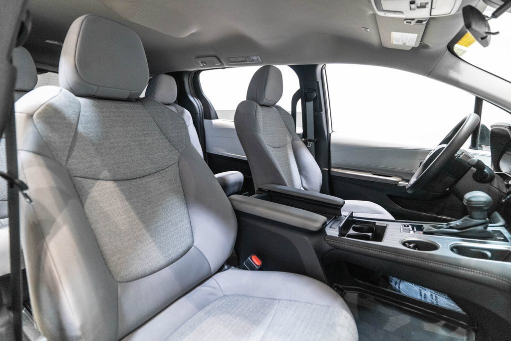 Certified 2025 Toyota Sienna LE FWD image 15