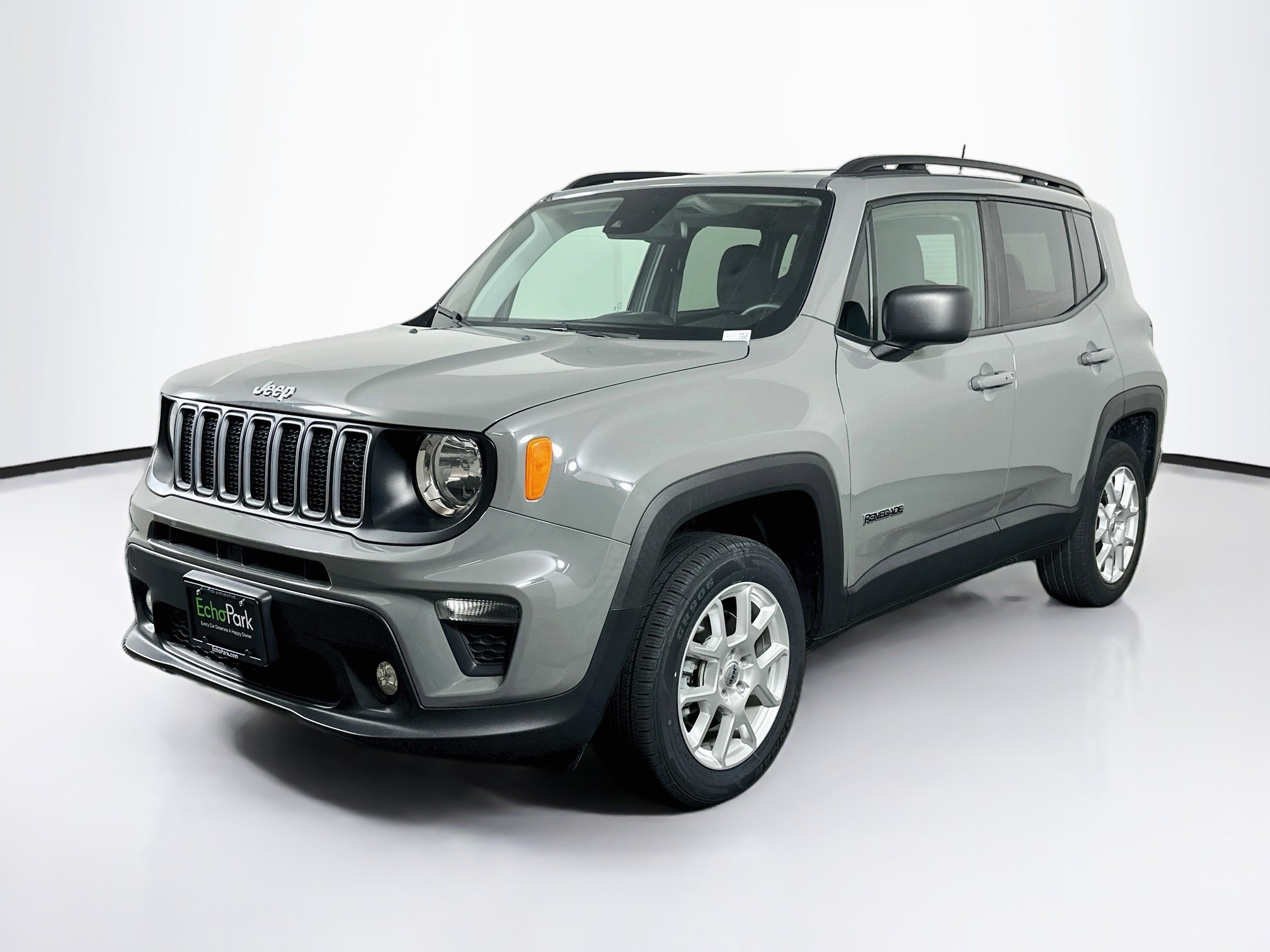Used 2022 Jeep Renegade Latitude w/ Convenience Group AWD/4WD image 3