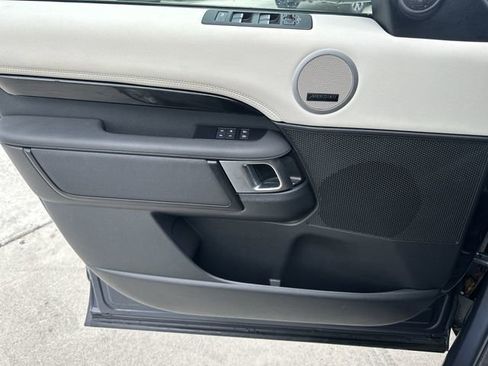 Used 2025 Land Rover Discovery S image 29