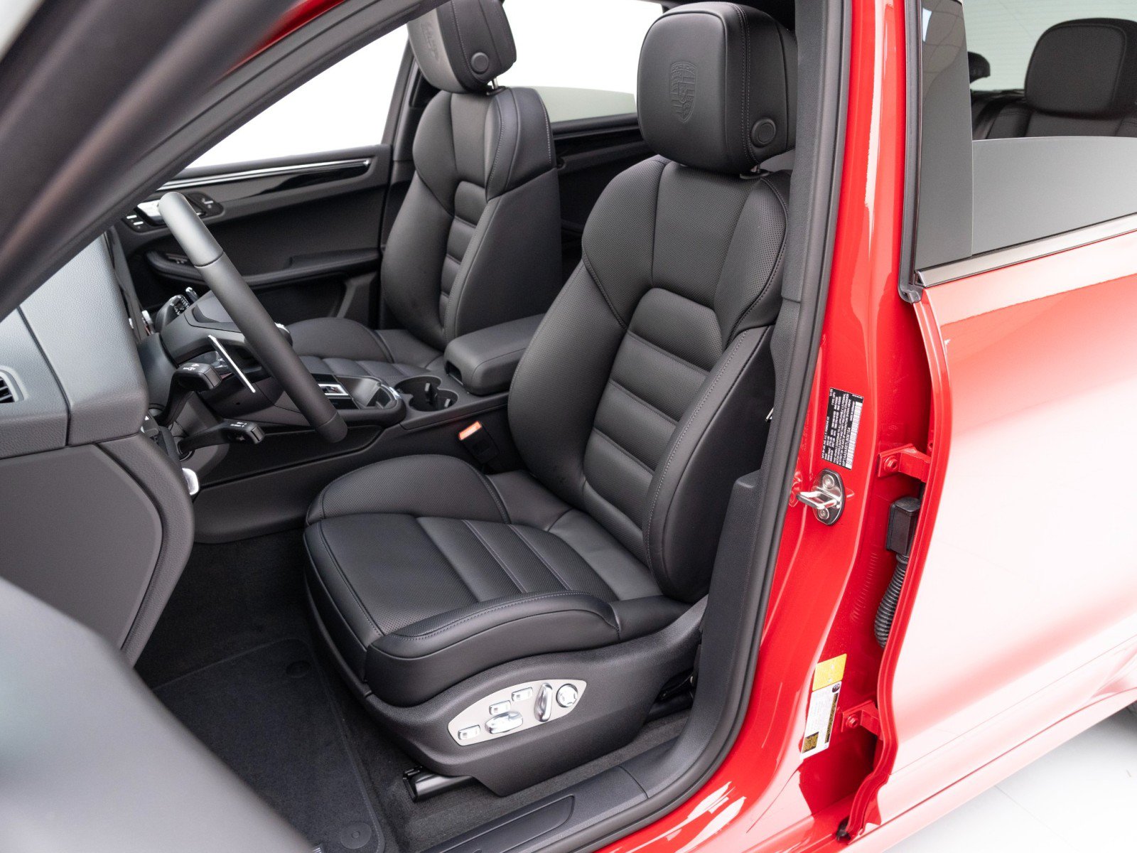 Certified 2026 Porsche Macan AWD/4WD image 5