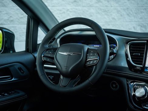 New 2026 Chrysler Pacifica Limited AWD/4WD image 17