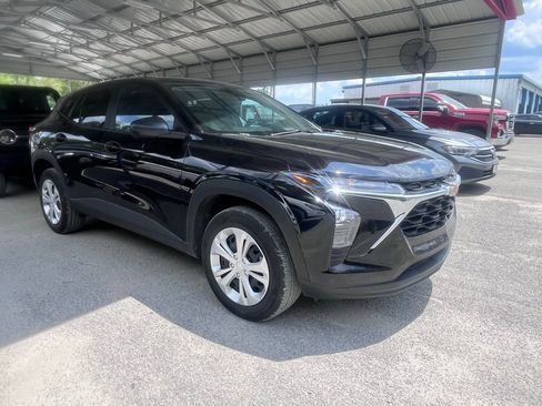 Used 2025 Chevrolet Trax LS FWD image 1