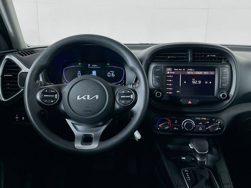 Used 2025 Kia Soul LX w/ LX Technology Package FWD image 18